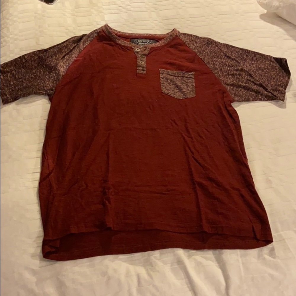 Men’s maroon tee. Size large